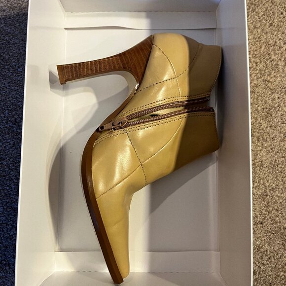 Somethin' Else from Skechers Light Beige/Cream Ankle Booties, Size 7 - Picture 8 of 16